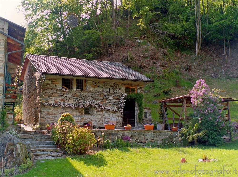 Montesinaro frazione di Piedicavallo (Biella) - Casa fiorita ai bordi del paese